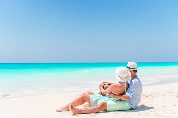 Молодая пара на белом пляже во время летних каникул. Счастливые влюбленные наслаждаются своим медовым месяцем — стоковое фото