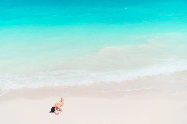 Mujer joven en bikinin en la playa —  Fotos de Stock