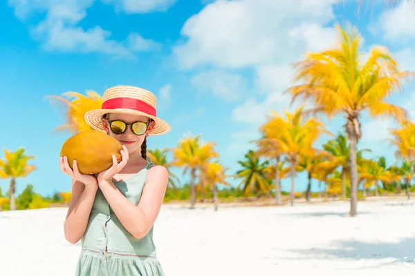 Niña adorable con gran coco en la playa — Foto de Stock