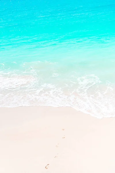 Tropisk strand med vit sand på sommaren — Stockfoto