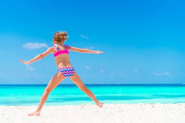 Adorable niña feliz divertirse en vacaciones en la playa — Foto de Stock