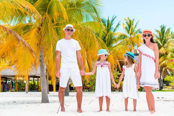 Giovane famiglia di quattro persone in vacanza estiva — Foto Stock