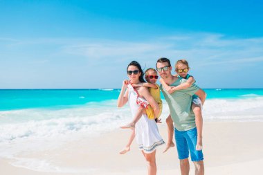 Genç aile tatilde çok eğleniyor.