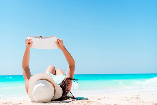 热带白沙滩上的年轻女子看书 — 图库照片