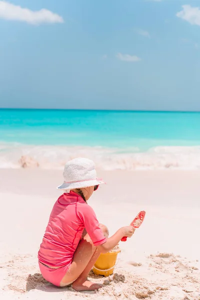 Adorable petite fille jouant avec des jouets de plage sur la plage tropicale blanche — Photo