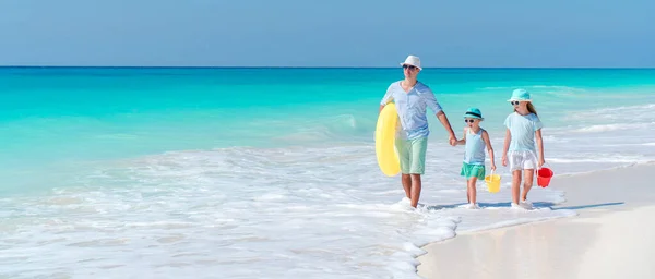 Glückliche schöne Familie auf einem tropischen Strandurlaub — Stockfoto