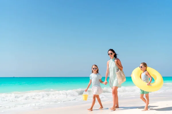 Adorable little girls and young mother on tropical white beach — Stock Photo, Image