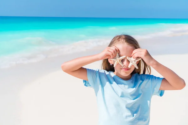 Roztomilá holčička na pláži během letních prázdnin — Stock fotografie