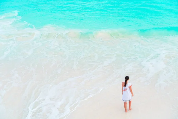 Chica feliz en la playa tener un montón de diversión en aguas poco profundas —  Fotos de Stock