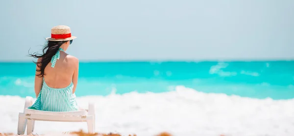 Frau liegt am Strand und genießt den Sommerurlaub mit Blick aufs Meer — Stockfoto