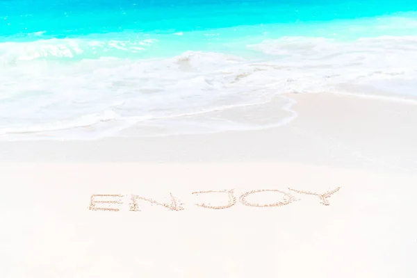 Escrito a mano en la playa de arena con suave ola oceánica en el fondo — Foto de Stock