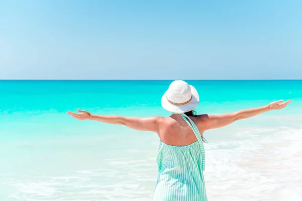 Mujer tendida en la playa disfrutando de vacaciones de verano mirando al mar — Foto de Stock