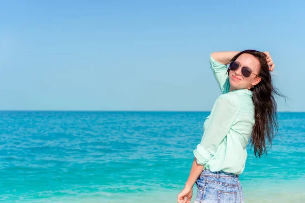 躺在海滩上享受暑假的女人望着大海 — 图库照片