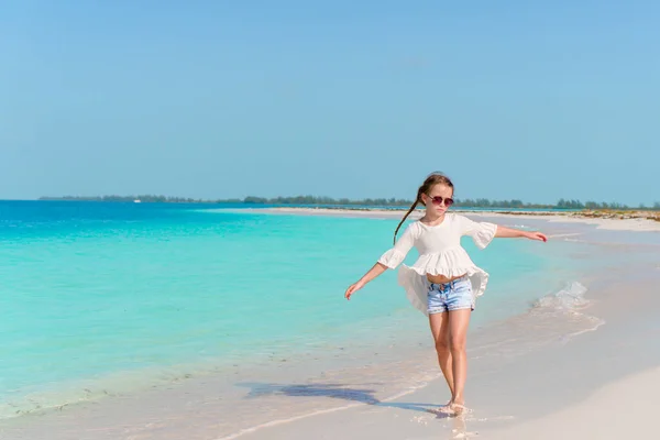 Adorável menina feliz se divertir em férias na praia — Fotografia de Stock