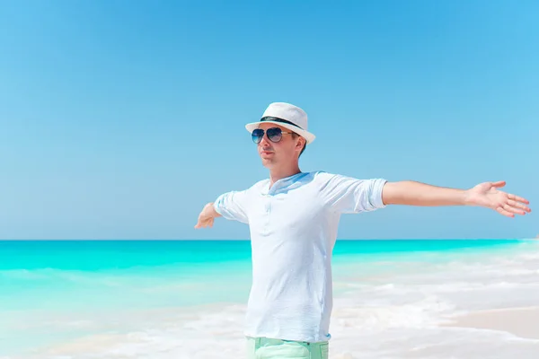 Jongeman op het witte tropische strand — Stockfoto