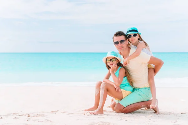 Счастливая красивая семья на пляжном отдыхе — стоковое фото