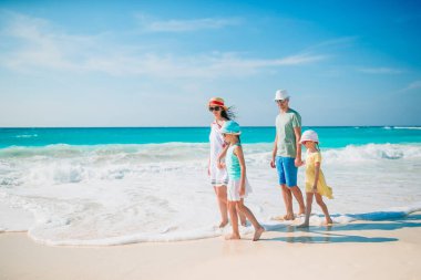 Genç aile tatilde çok eğleniyor.