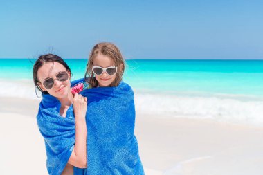 Güzel anne ve kız sahilde