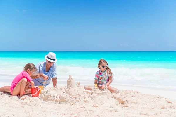 Família bonita feliz em umas férias de praia tropicais — Fotografia de Stock