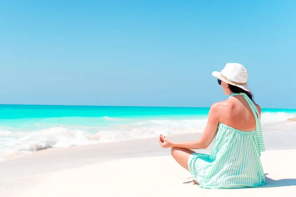 Kvinna som ligger på stranden njuter av sommarsemester tittar på havet — Stockfoto