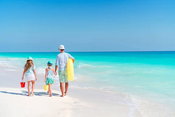 Happy beautiful family on a tropical beach vacation — Stock Photo, Image