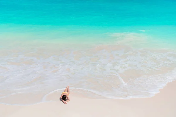 Sahilde bikinili genç bir kadın. — Stok fotoğraf