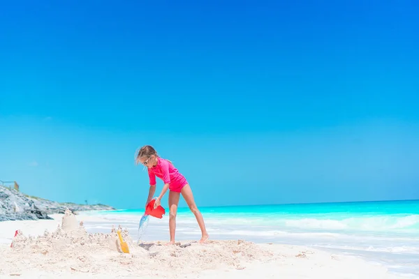 Portrait d'adorable petite fille à la plage pendant les vacances d'été — Photo