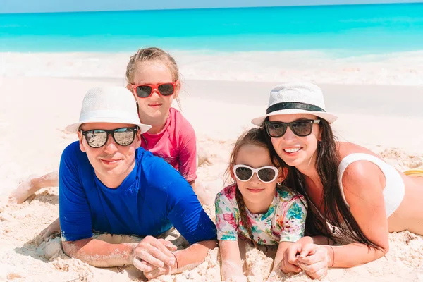 Joven familia de vacaciones tienen un montón de diversión — Foto de Stock