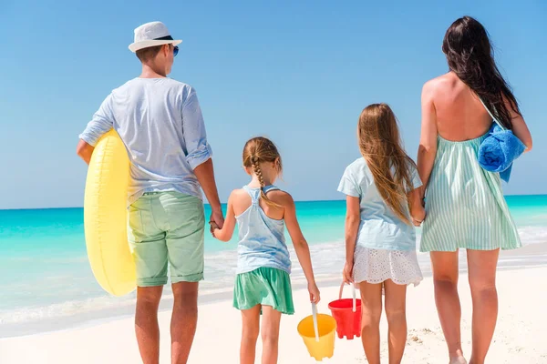 Młode rodziny na wakacjach mają dużo zabawy — Zdjęcie stockowe