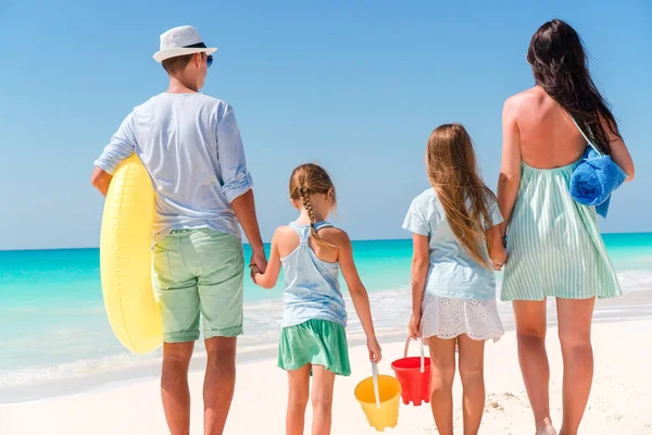 Jonge familie op vakantie hebben veel plezier — Stockfoto