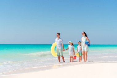 Genç aile tatilde çok eğleniyor.