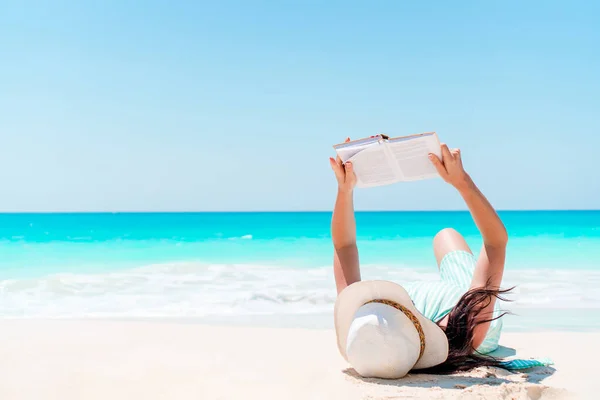 Młoda kobieta czyta książkę podczas tropikalnej białej plaży — Zdjęcie stockowe