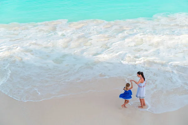 Beautiful mother and daughter on the beach — Stock Photo, Image