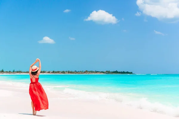 Chica feliz en la playa tener un montón de diversión en aguas poco profundas — Foto de Stock