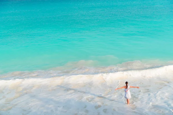 Chica feliz en la playa tener un montón de diversión en aguas poco profundas —  Fotos de Stock