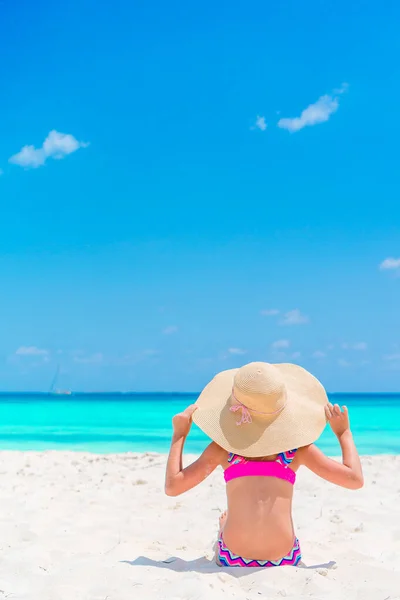 Adorável menina se divertir na praia tropical durante as férias — Fotografia de Stock