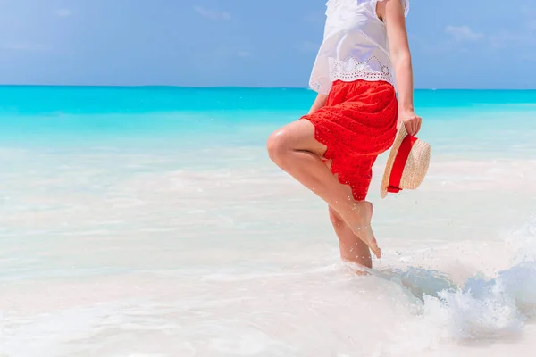 Молодая женщина наслаждается солнцем, купаясь в идеальном бирюзовом океане — стоковое фото