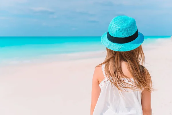 Adorable niña se divierten en la playa tropical durante las vacaciones —  Fotos de Stock