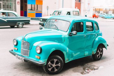 Eski Havana, Küba 'da sarı klasik klasik araba manzarası