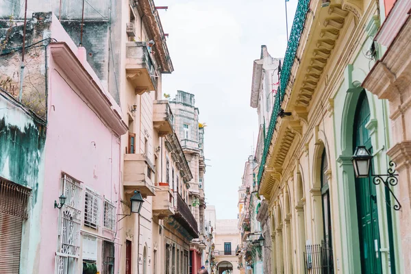 Authentic view of a street of Old Havana with old buildings and cars — Stock Photo, Image