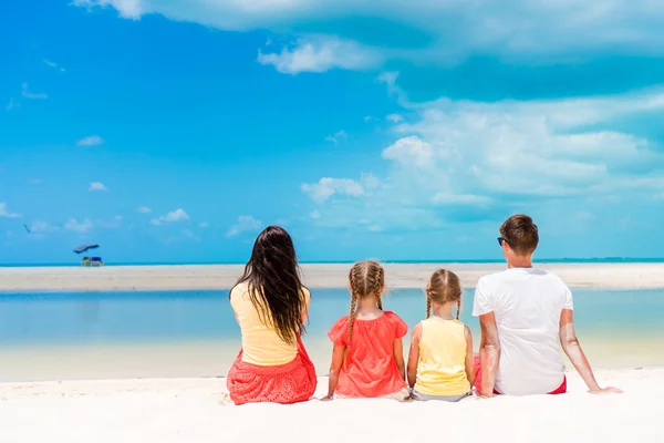 Giovane famiglia in vacanza hanno un sacco di divertimento — Foto Stock