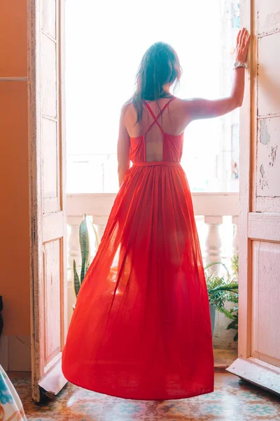 Jeune femme séduisante en robe rouge sur un vieux balcon dans un appartement à La Havane — Photo