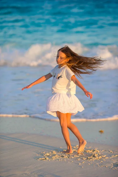 Adorable petite fille à la plage ayant beaucoup de plaisir en eau peu profonde — Photo