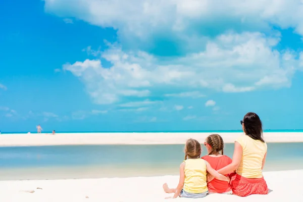 Adorabile bambine e giovane madre sulla spiaggia bianca tropicale — Foto Stock