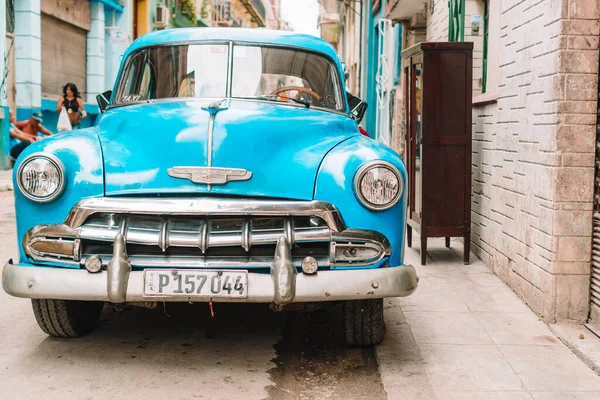 Pohled na žluté klasické veteránské auto ve Staré Havaně na Kubě — Stock fotografie