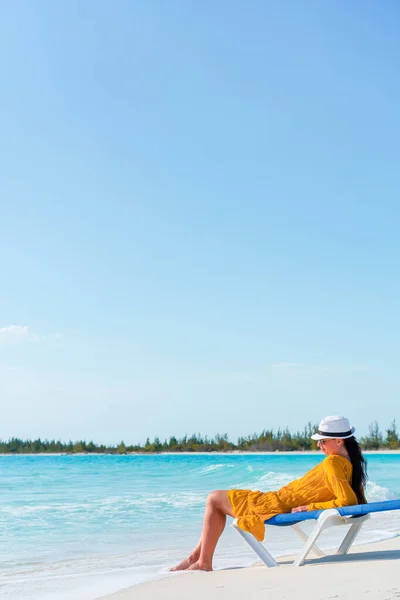 Kvinna som ligger på stranden njuter av sommarsemester tittar på havet — Stockfoto