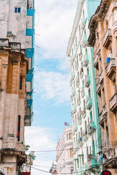 Havana 'daki terk edilmiş eski evin otantik manzarası — Stok fotoğraf