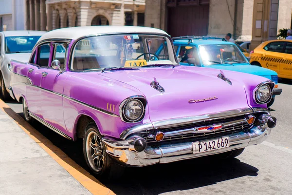 Vista del coche clásico amarillo en la Habana Vieja, Cuba —  Fotos de Stock