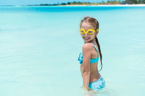 Schattig klein meisje aan het strand tijdens de zomervakantie — Stockfoto