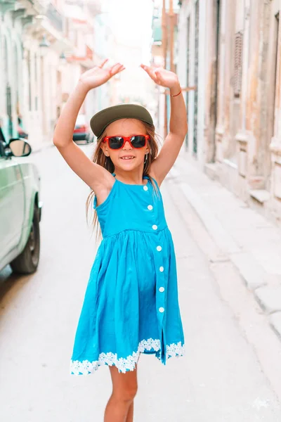 Chica turística en zona popular en La Habana, Cuba . —  Fotos de Stock